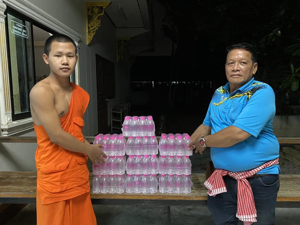 Read more about the article มอบน้ำดื่ม จำนวน 50 แพค ให้ชาวบ้านตำหนัก ช่วยตักและขนทรายปิดกั้นแม่น้ำปิงล้นตลิ่ง ผลกระทบพายุโนรู